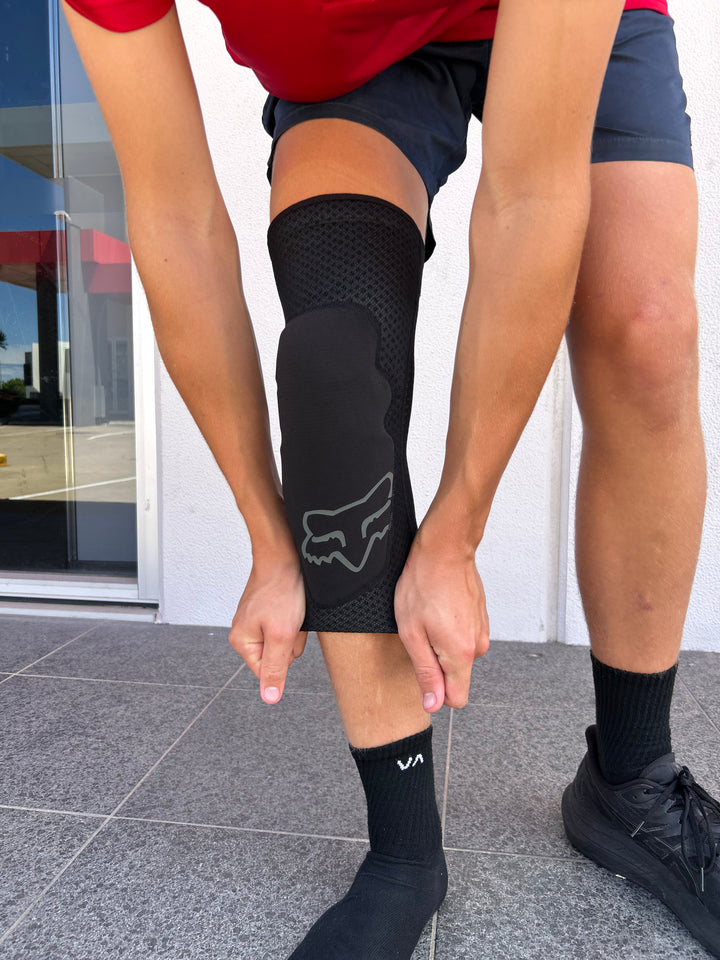 ENDURO KNEE SLEEVE - Black/Grey