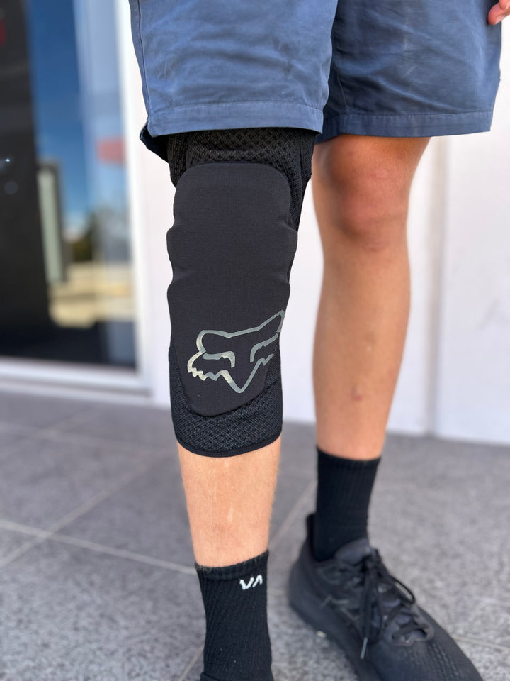 ENDURO KNEE SLEEVE - Black/Grey